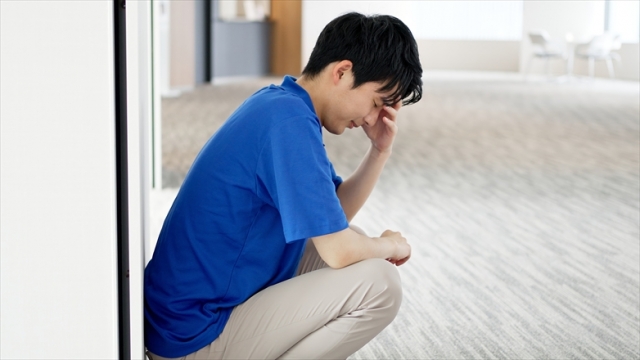 仕事で悩む男性